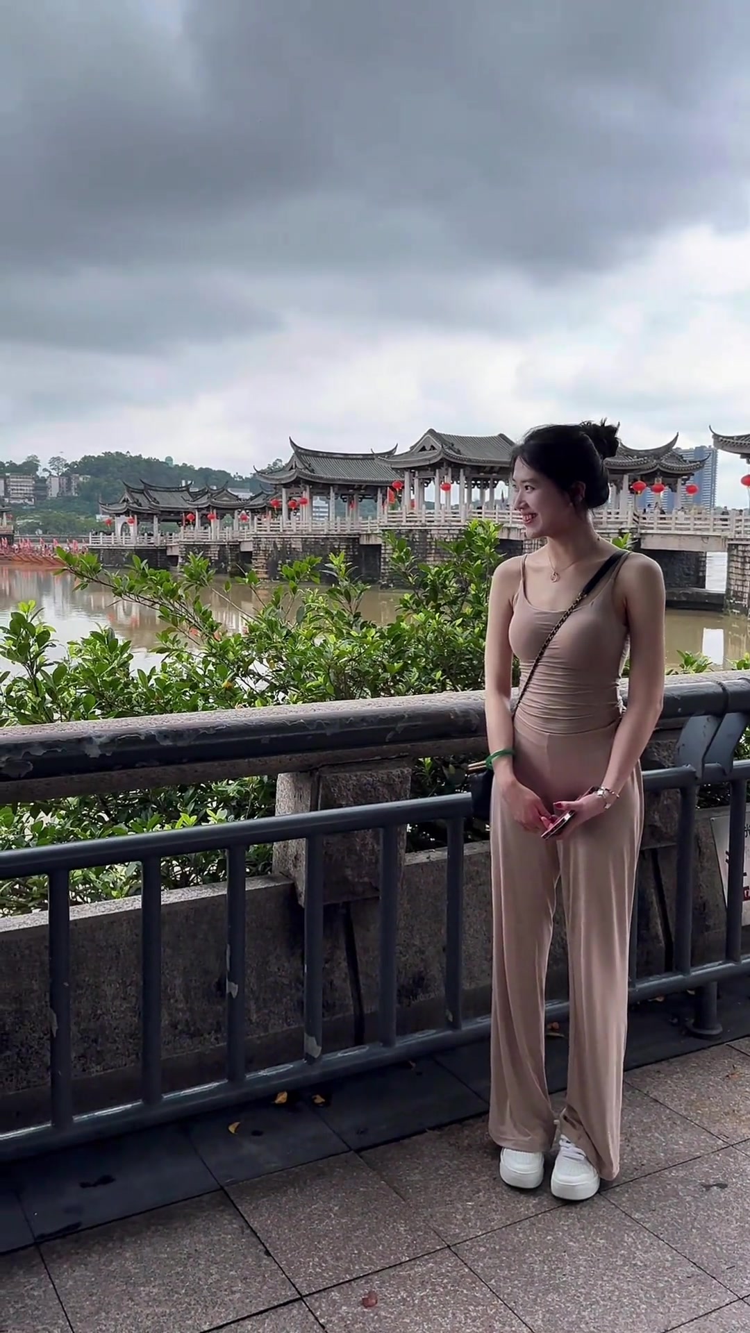 小哥说的好话，把小姐姐整逗笑了