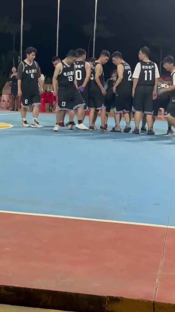 这是在篮球场踢了一场足球赛啊