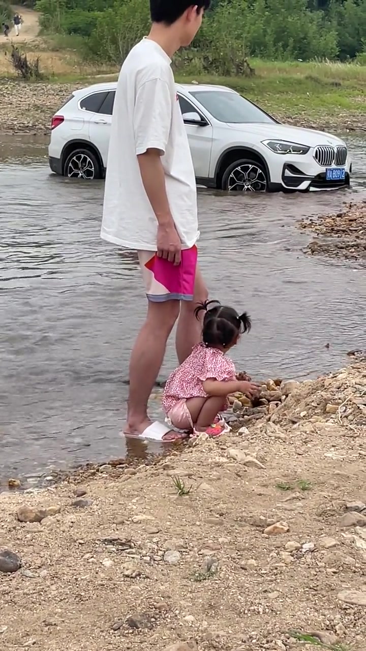 这宝马怕是淹水里出不来了吧