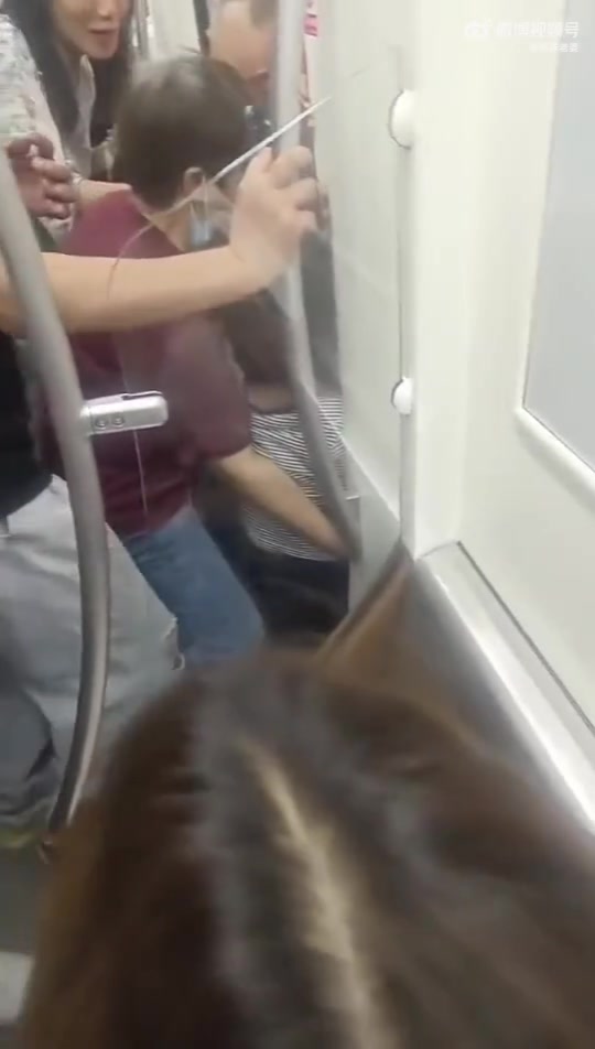 地铁开门时把小朋友手给带进去了