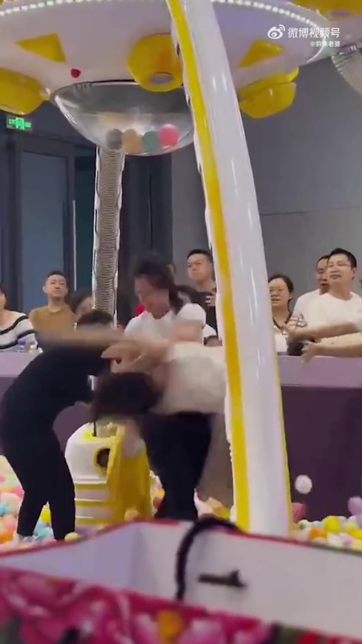 俩女子咋在儿童游乐场里打起来了啊？！