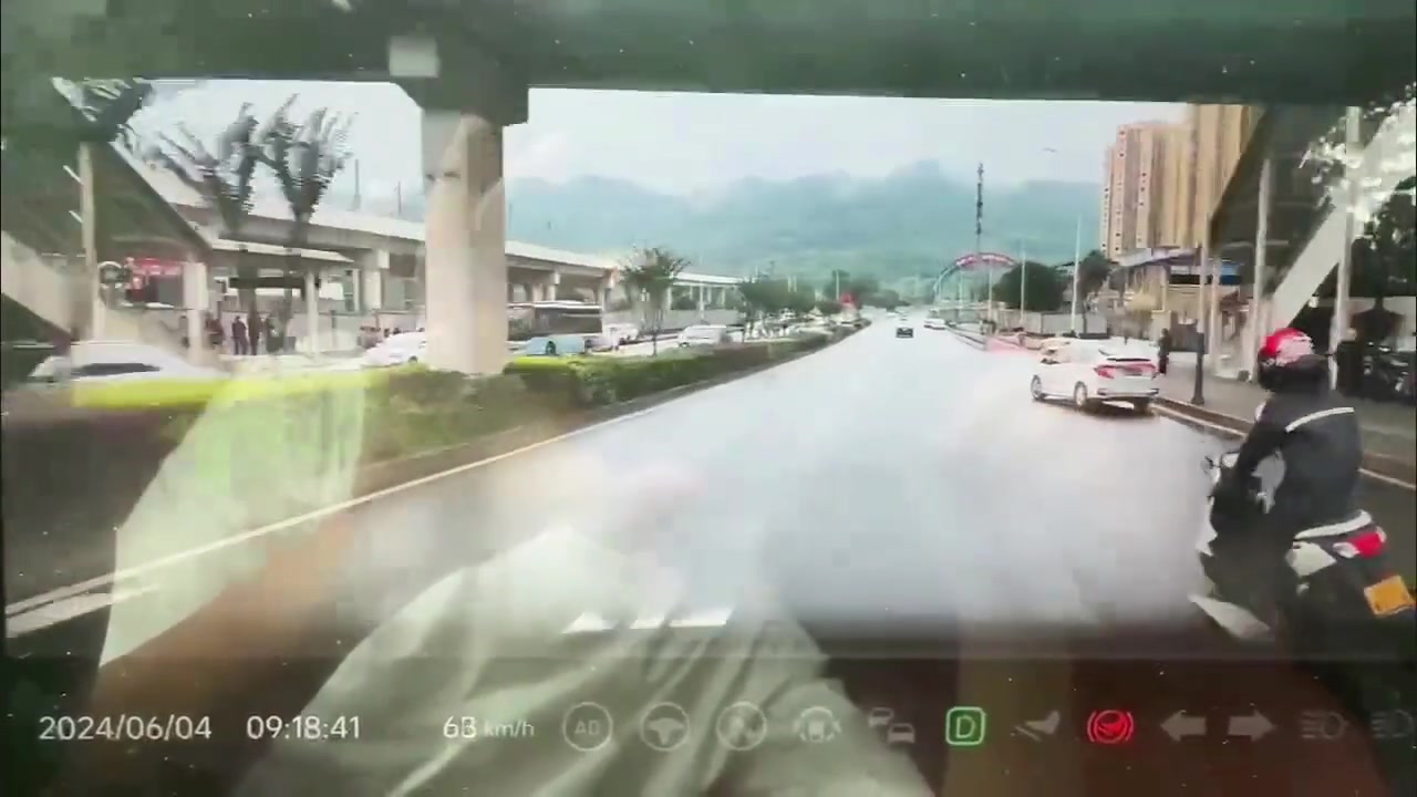 差一点就压到人了！这情况到底是谁的责任呢？