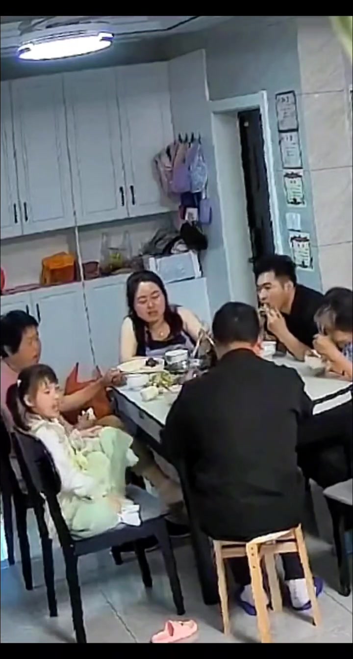 居然没第一时间过去扶人！