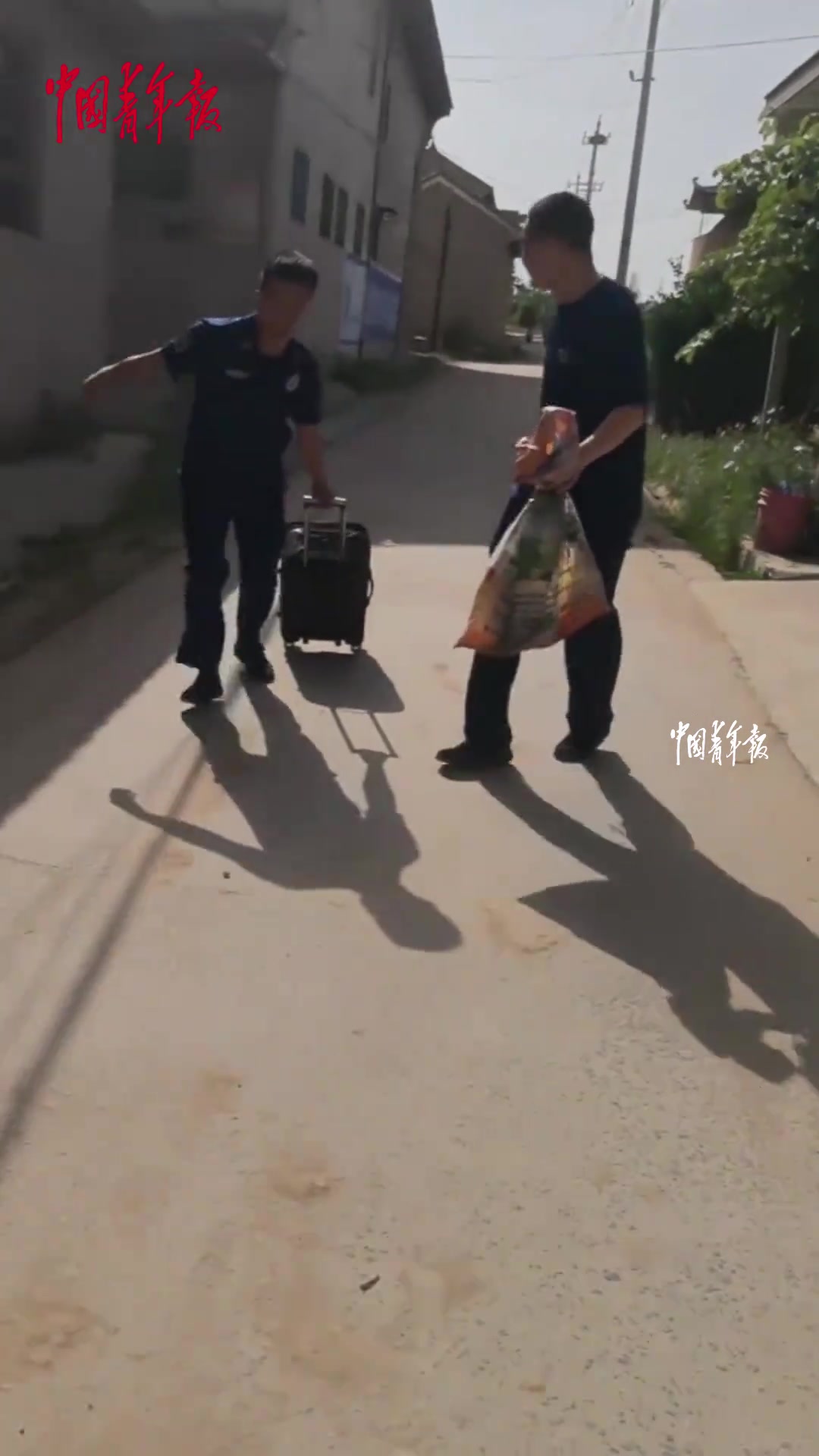 消防员帮村民处理马蜂窝，离开时热情的阿姨一路追赶