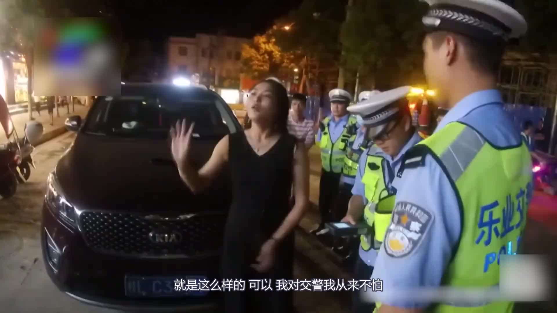 史上最狂女司机：交警我从来不怕！撞死一个是一个！