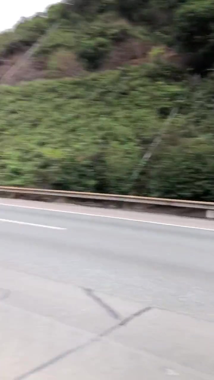 小车在高速上突然坏了，在快速车道进退两难
