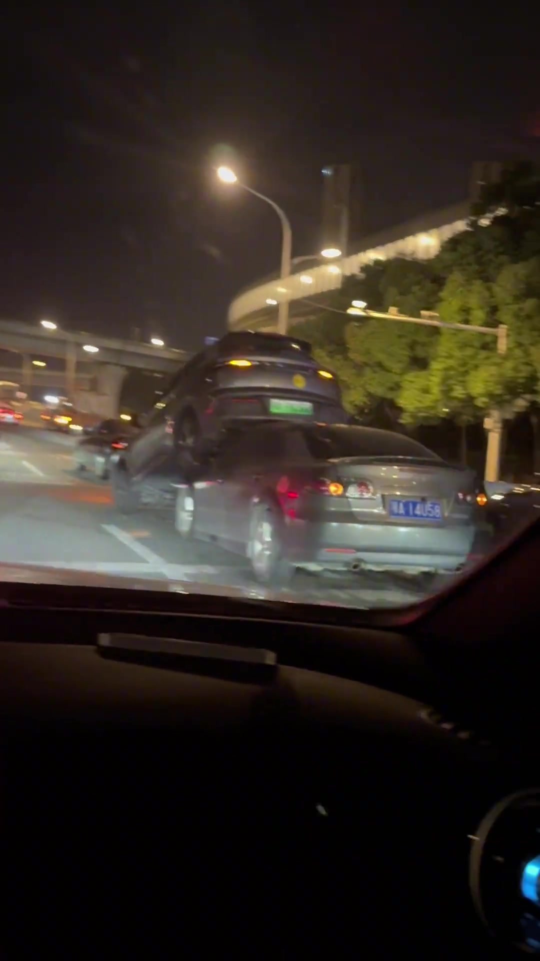 这追尾的姿势多少有点暧昧了