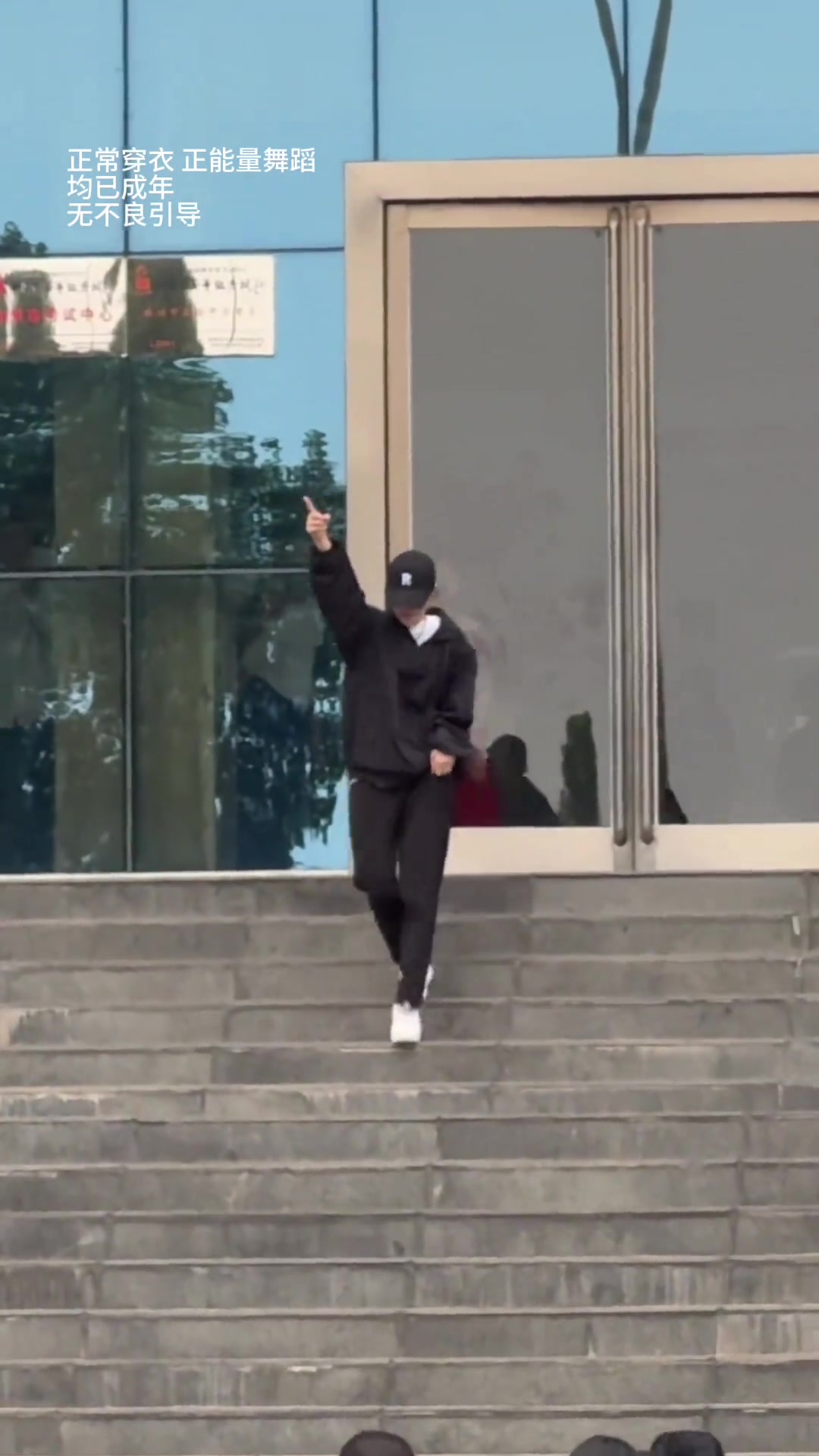 我已经可以想到九月份大学军训的时候炸场的画面了！