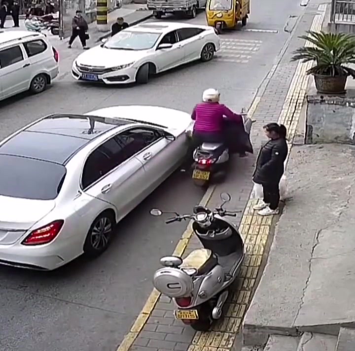 看呆了！大妈这是不仅撞车，还要上车啊