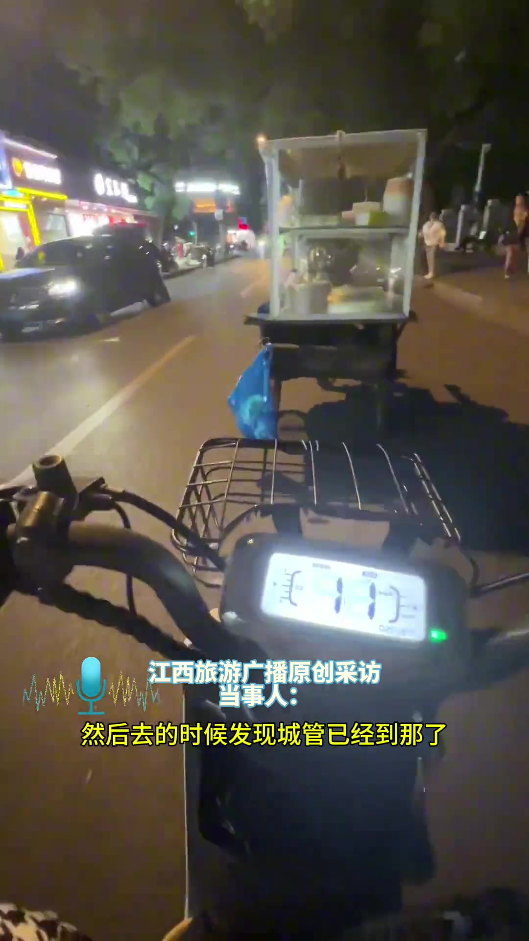 顾客追着摊贩买小吃，追了很久才发现是城管