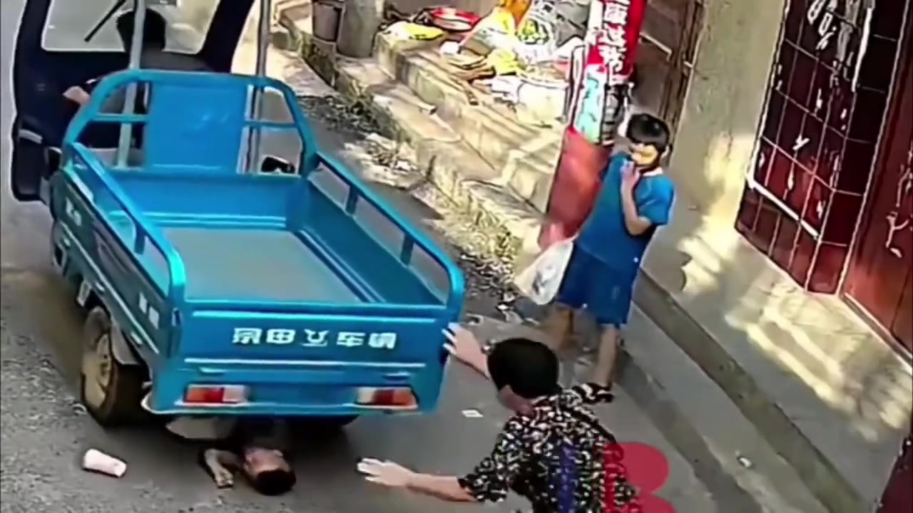 小朋友突然冲出，意外撞上倒车的三轮车