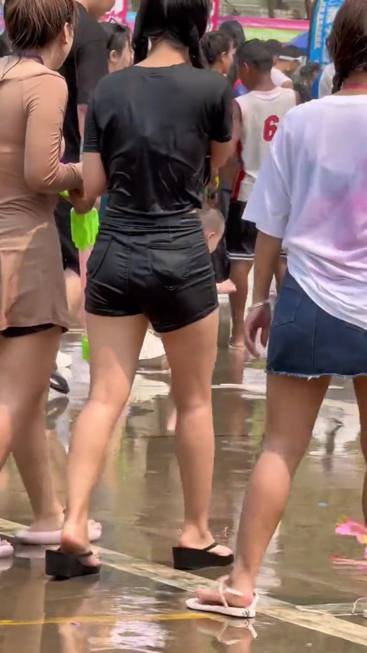 小朋友这是奔着洗澡来的啊，衣服全脱了