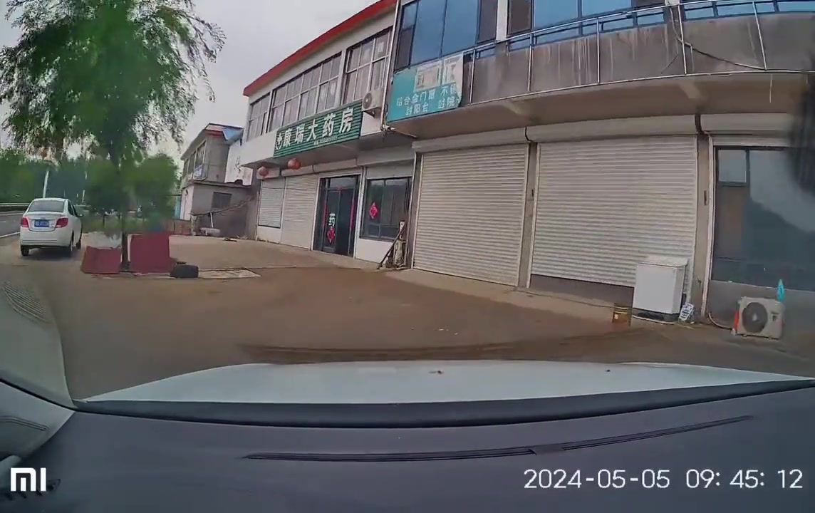 要么刹车要么避让，愣是一个没做啊，幸好没出事！
