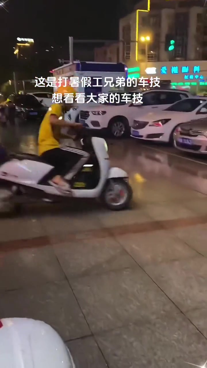 这哥们真讲究，一见面就给你跪一个
