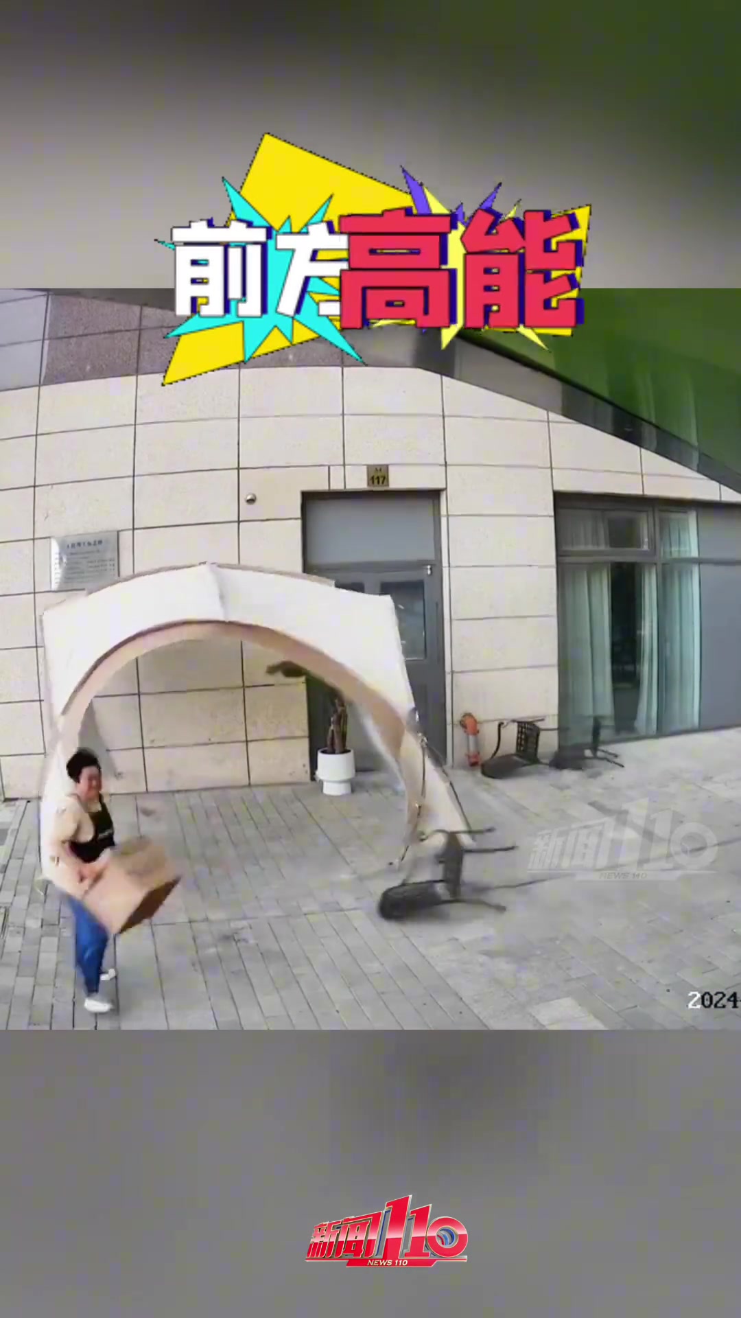 奶茶店小哥想在大风天“硬控”遮阳伞，结果...