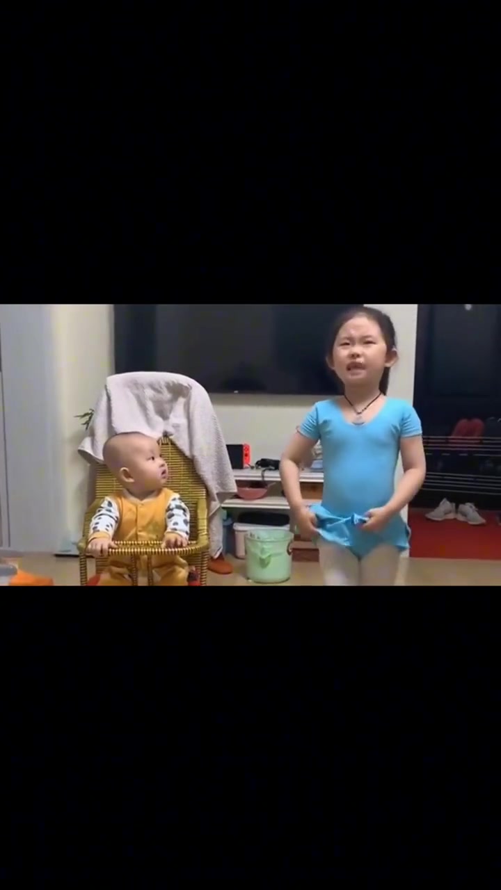 弟弟；她是不是疯了？