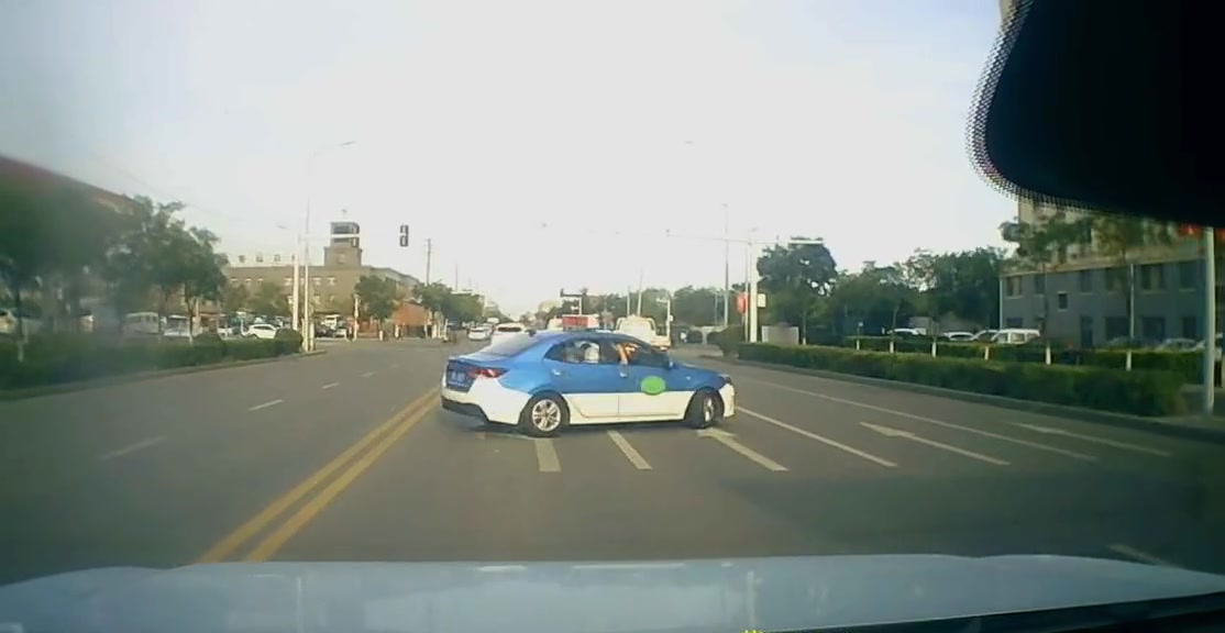 司机不容易啊，路上不仅得观察还得猜意图