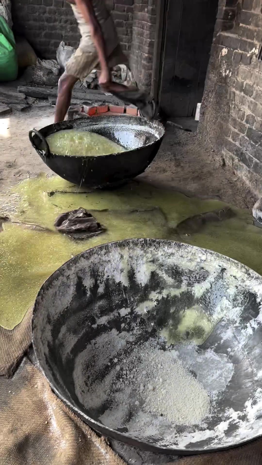 滚烫的糖浆打翻了，这哥们还好吗？