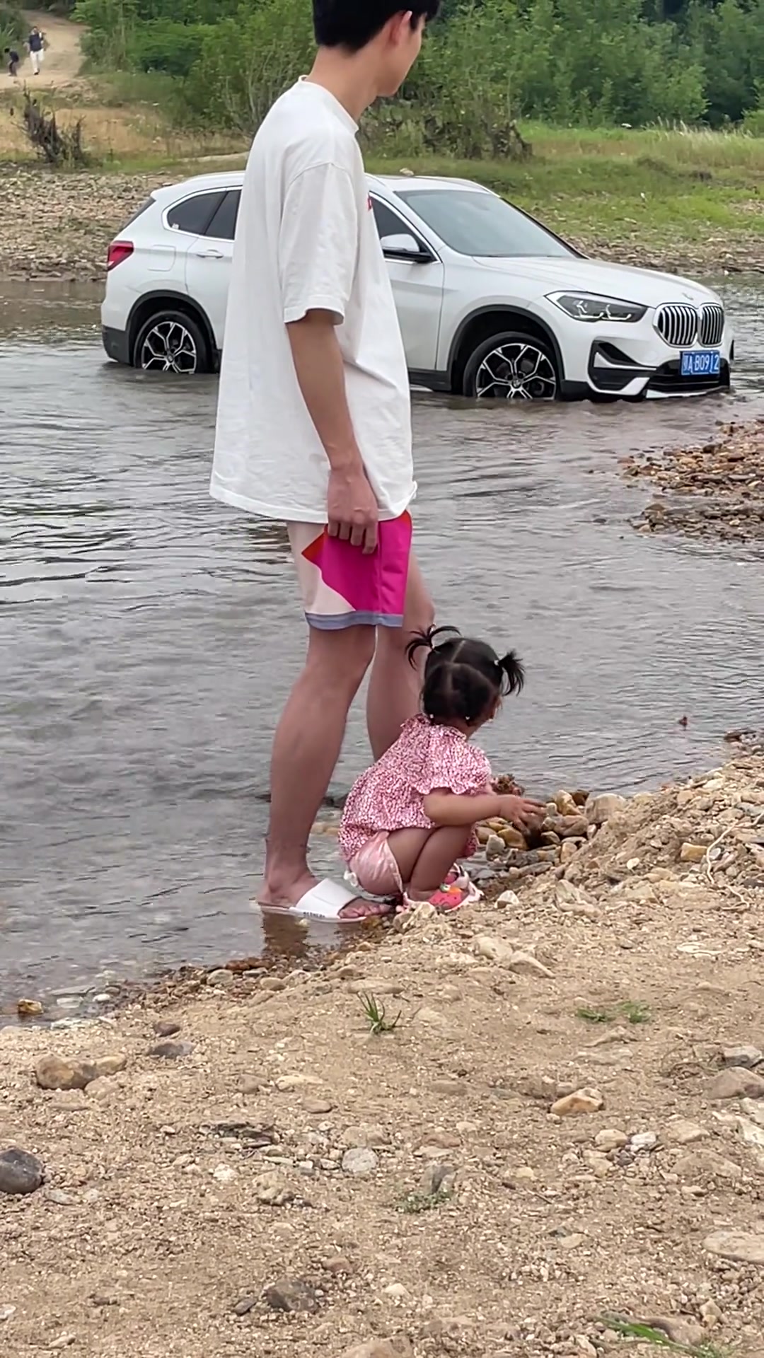 油门使劲踩，剩下的交给…