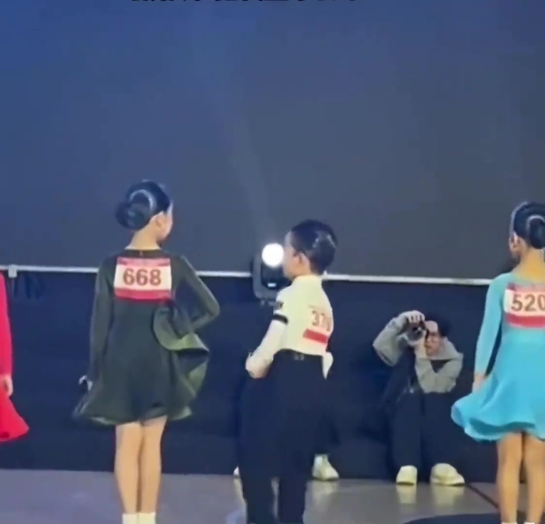 你小子挺会啊？把摄影师都整不会了
