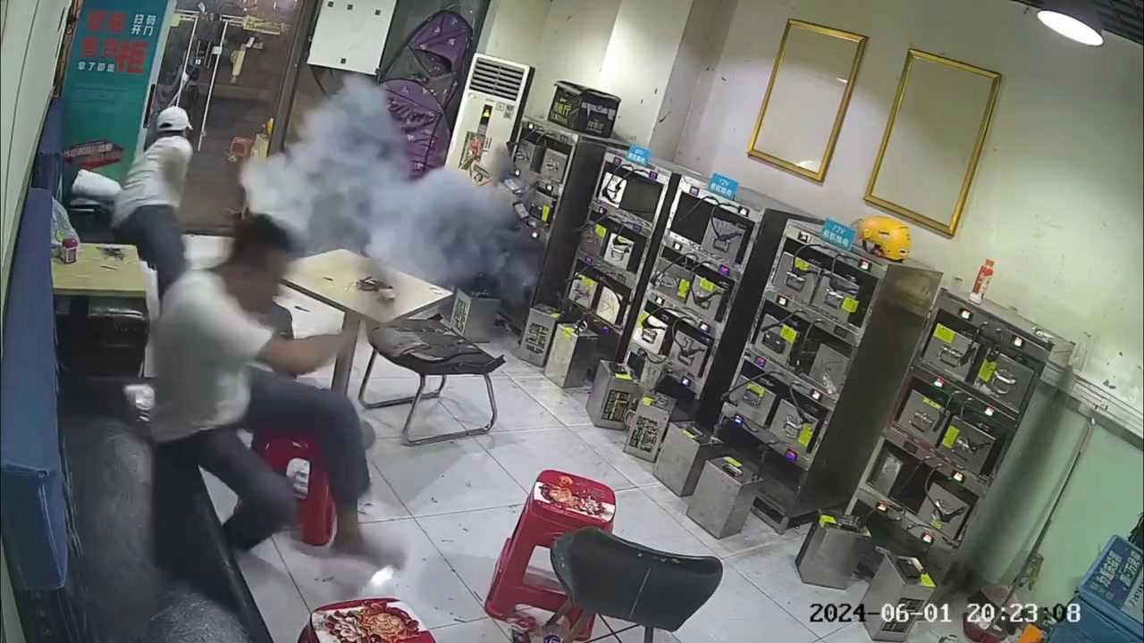 看这两哥们逃跑的速度，就知道事情没那么简单了