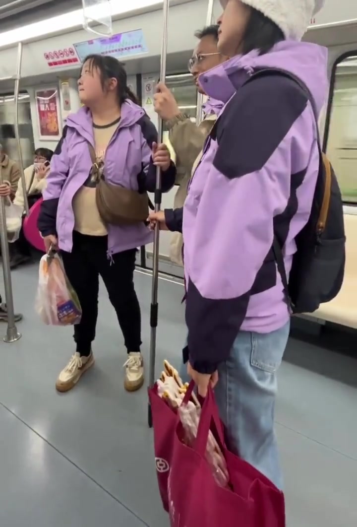 我以为是衣服，没想到是扶杆