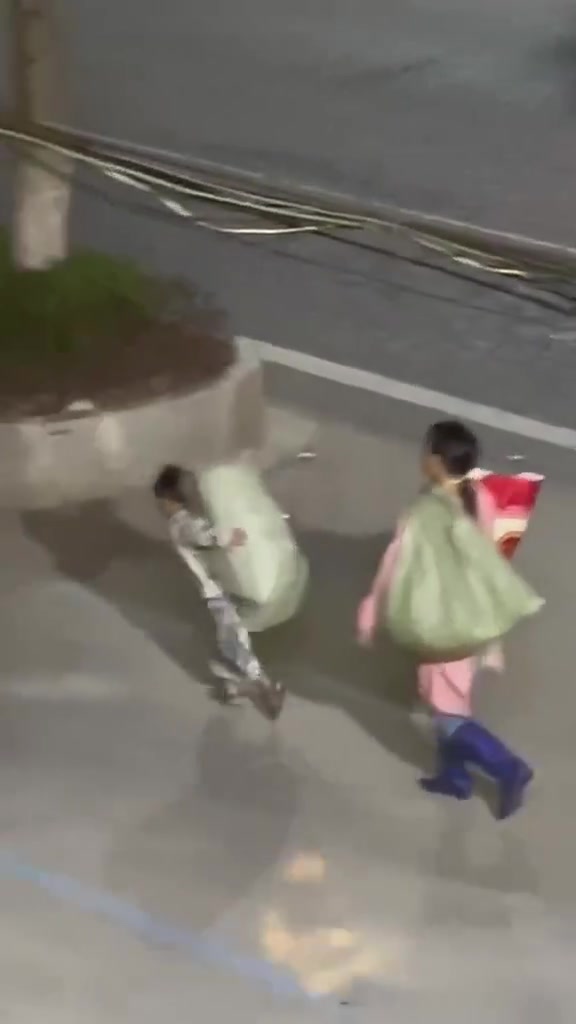 有妈的地方就是家！深夜母子街头捡废品孩子开心到飞起