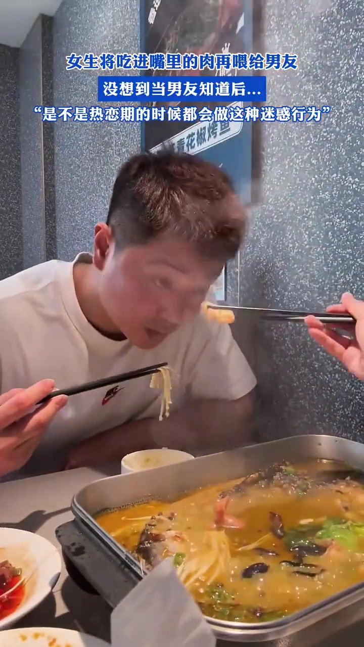 女生将吃进嘴里的肉再喂给男友，没想到当男友知道后~~