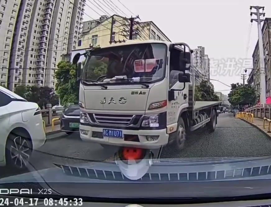 上路遇到逆行，夫妻俩态度截然不同，谁有道理？