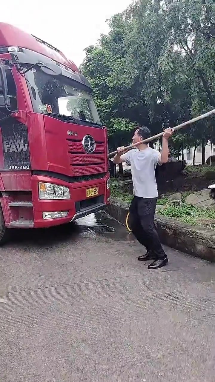 这种情况还是别嘴硬了，头可没有铁硬啊