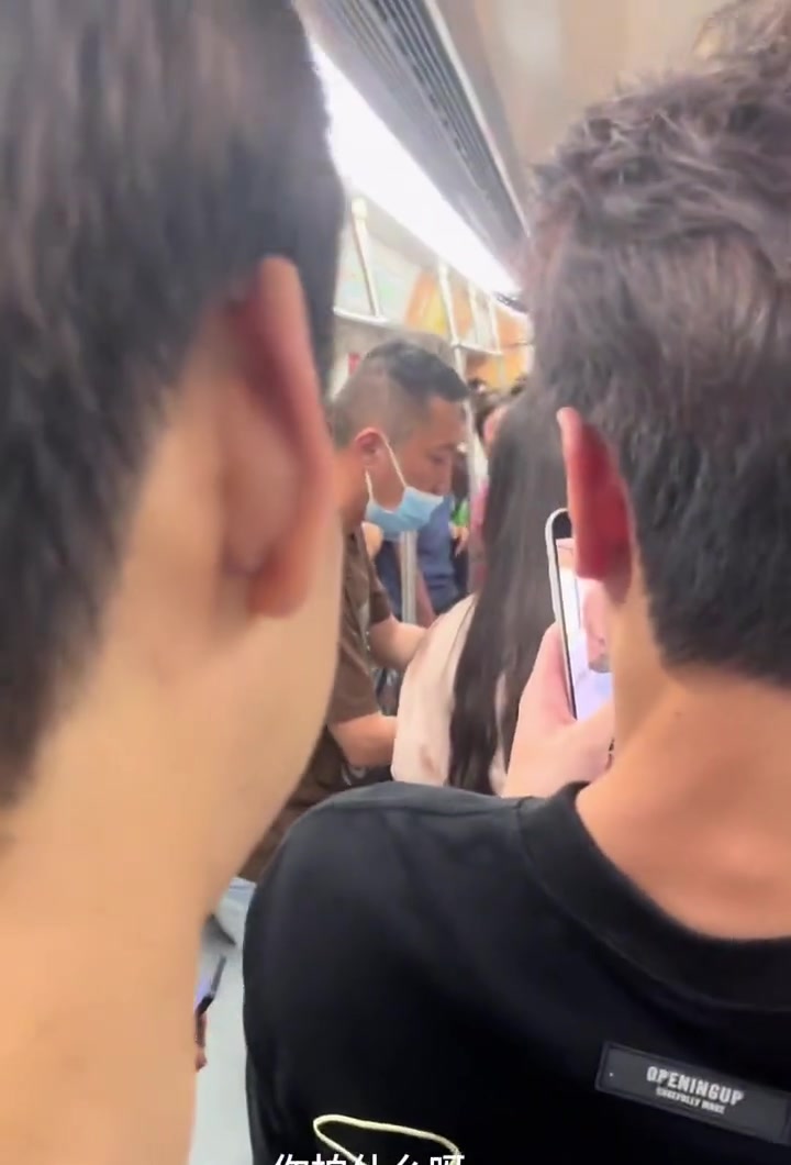 男子地铁上玩手机被妹子指责偷拍