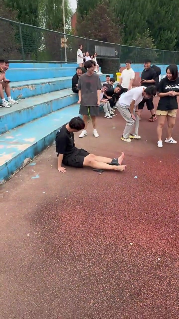 我说地板怎么这么干净，原来是颜面扫地了