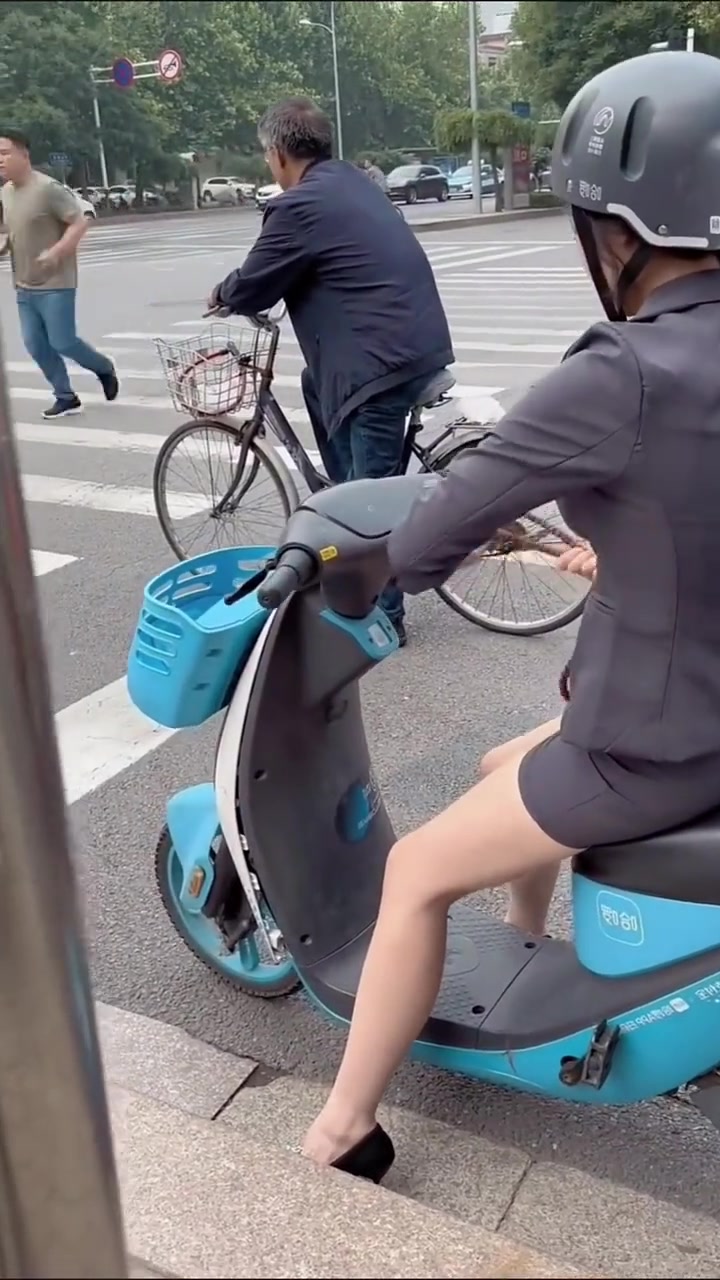 小姐姐这是在干嘛呢，等红绿灯都这么忙啊