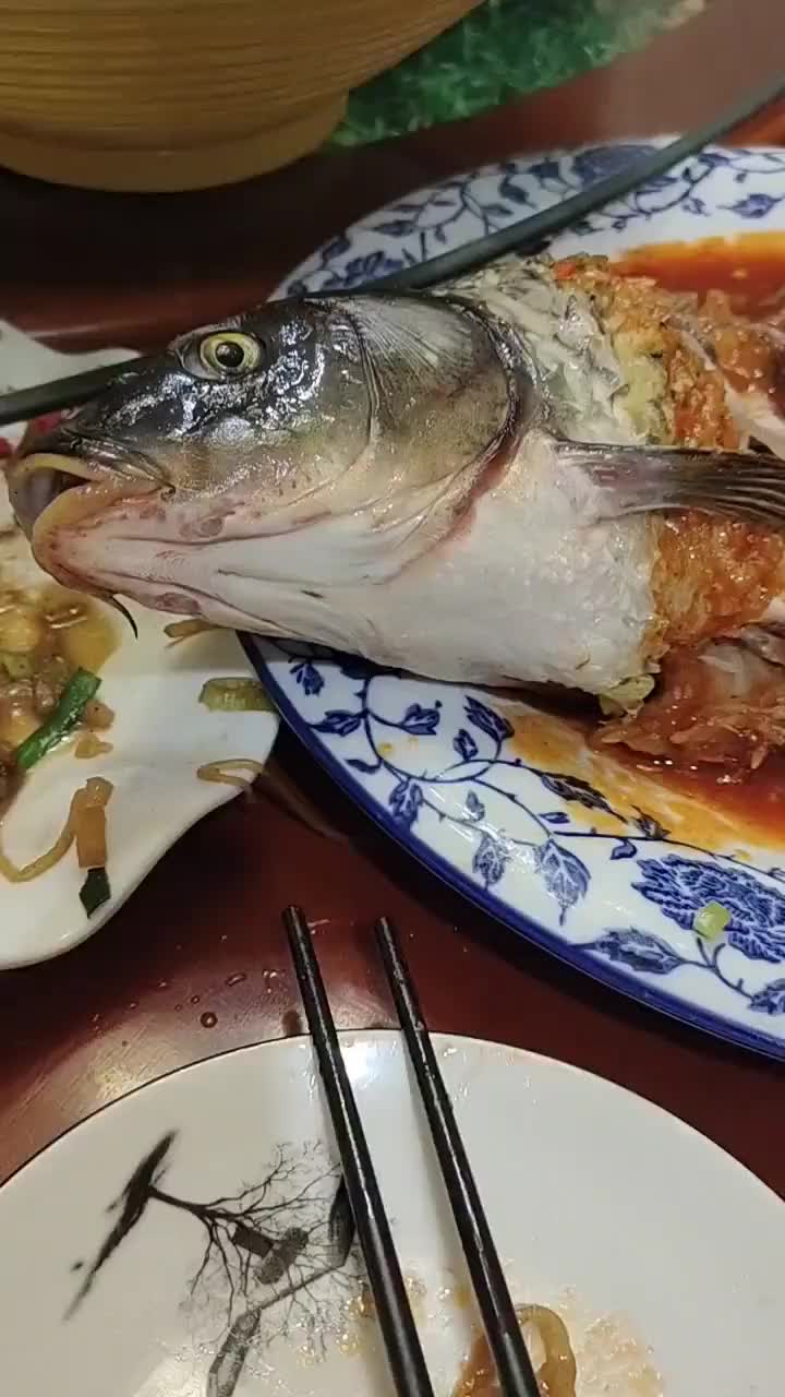 鱼都吃成这样了还能动呢？做这种菜有意思吗？