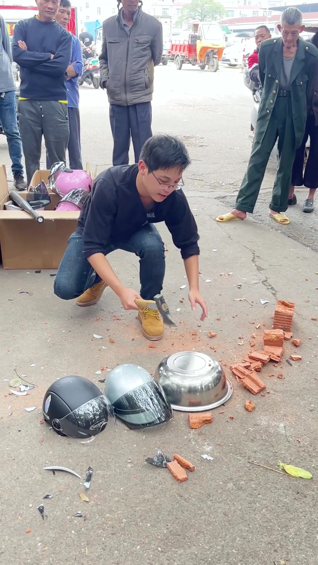 刚开始我以为是卖斧头的，后面才明白原来是卖头盔的