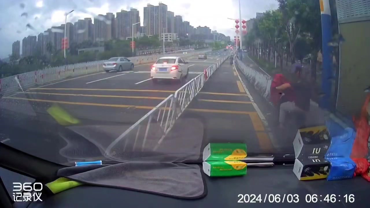 那台变道的银色现代小车有责任吗？吧友怎么看？