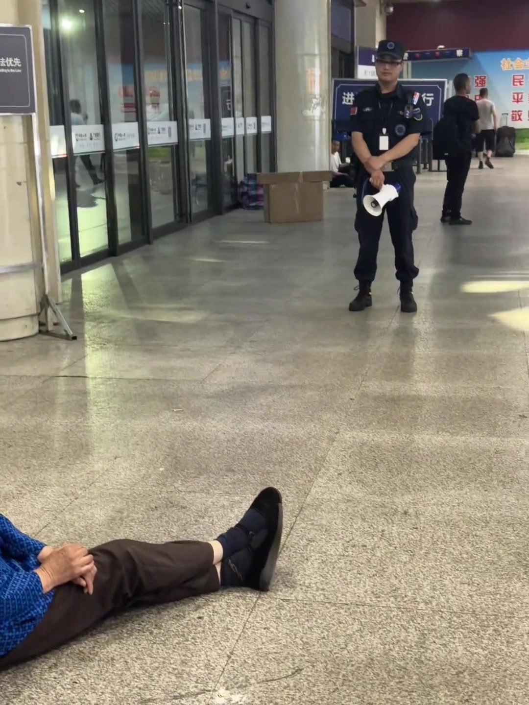 她怎么还能在动车站里强行乞讨啊？