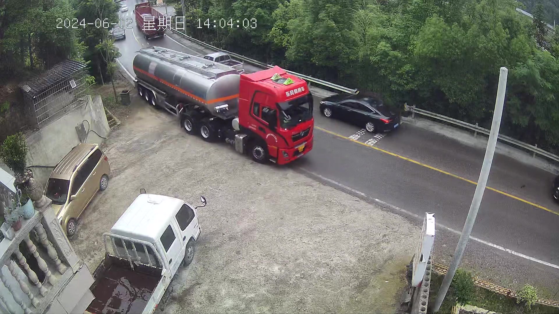 这种情况油罐车至少骂两公里！