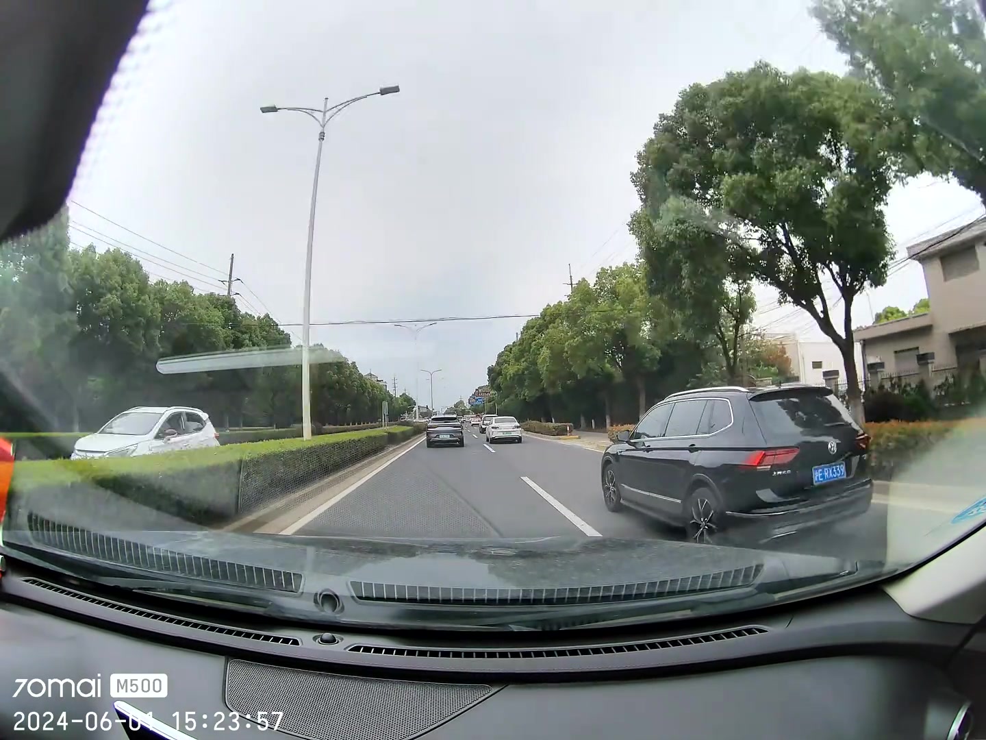 人家打了半天灯要变道，你还要加速啊？