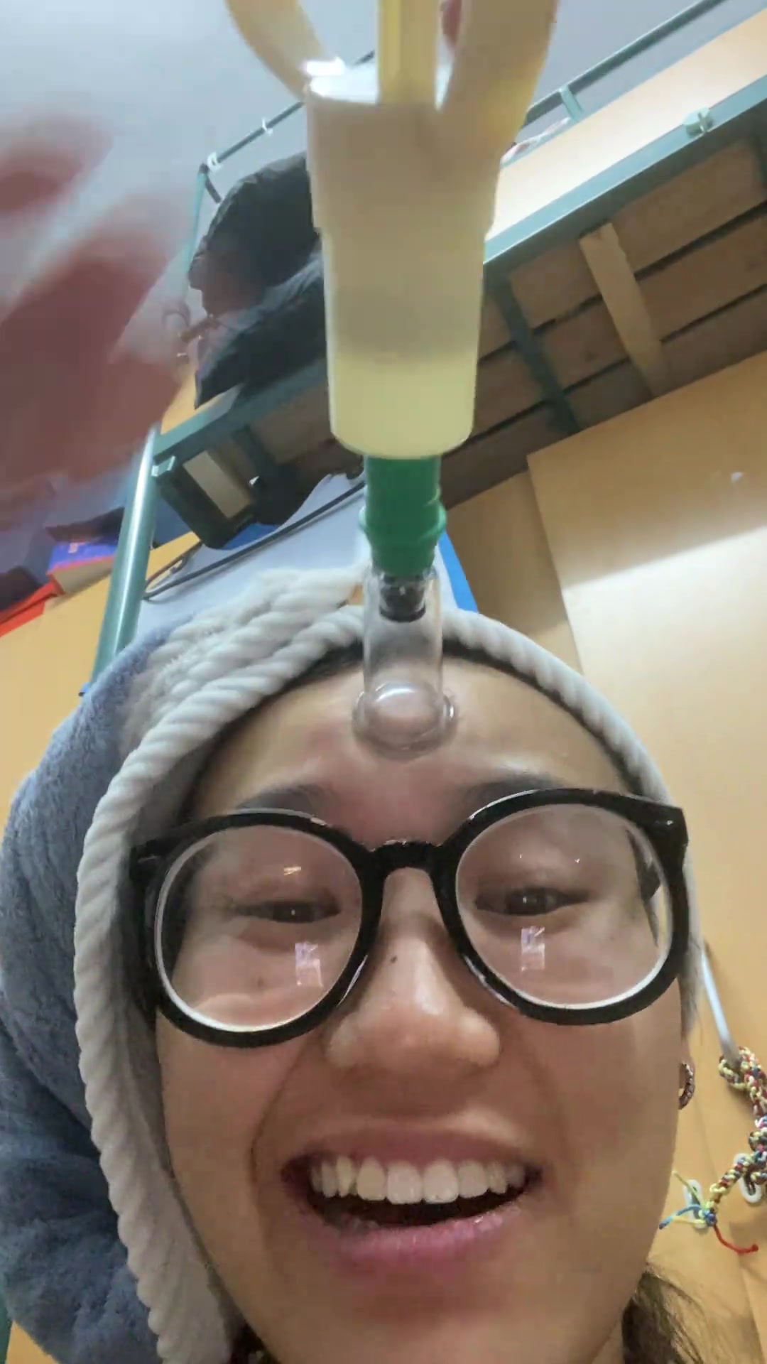 她这是在干嘛呢？准备开第三只眼？