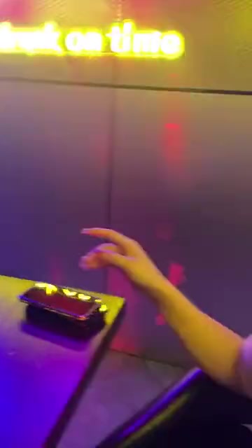女生真讲究卫生！喝着喝着就去刷牙了