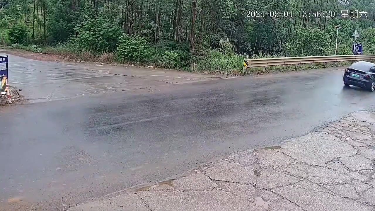 她们是不是看见有车才开过去的？？
