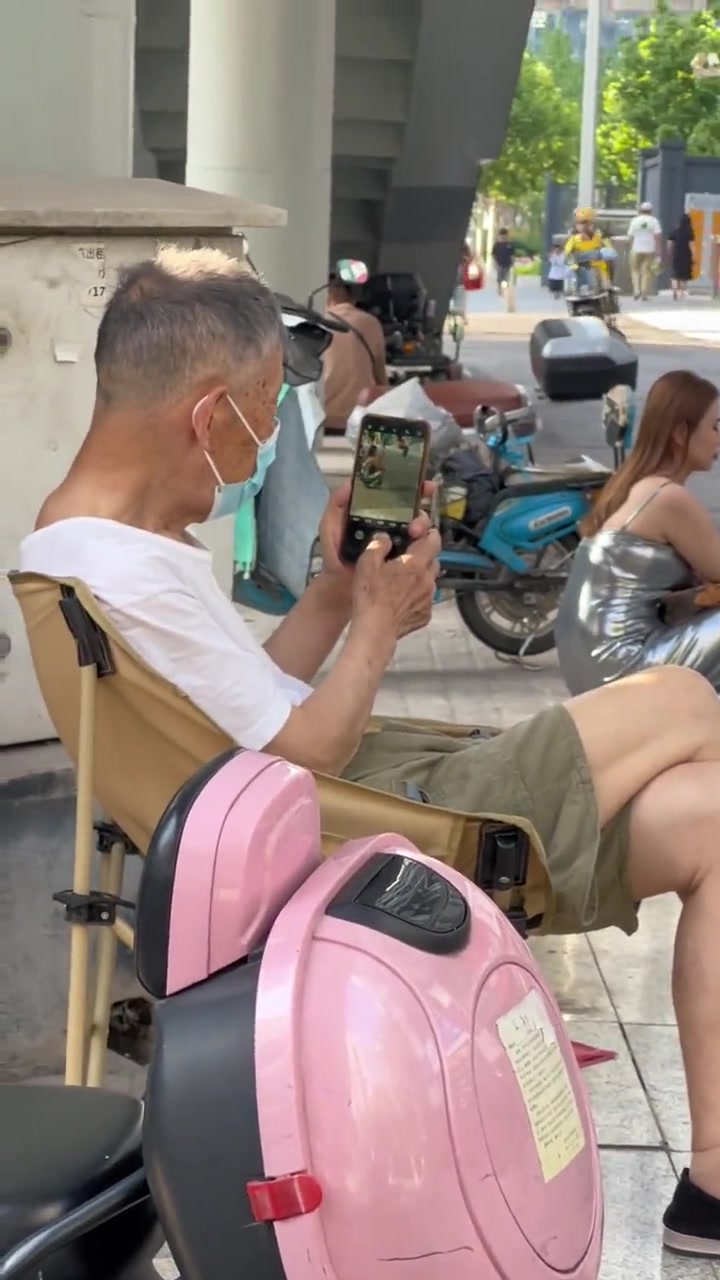 偷拍！虽然你是大爷，但你也不能肆无忌惮吧