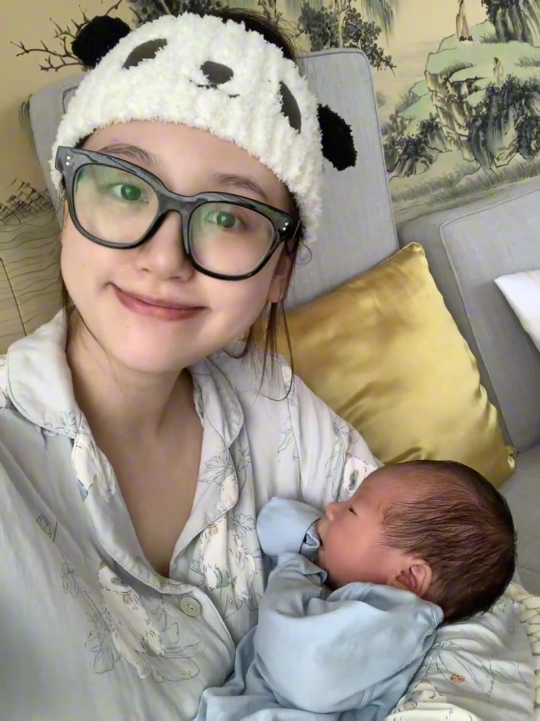 蓝衣战神一栗小莎子的宝宝出生了，感觉更漂亮了