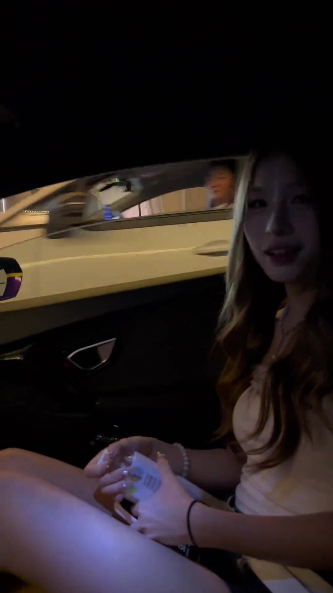 真正喜欢你的女孩子，是不在乎你开什么颜色的兰博基尼