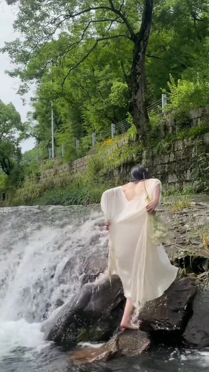 小姐姐下水拍照可太冷了