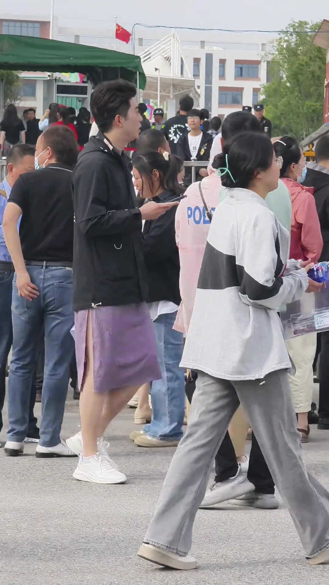帅哥这叉开的有点高啊！外套也不脱了让我们看看