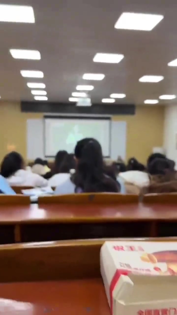 认真听课的猫，打败90%%的学生！