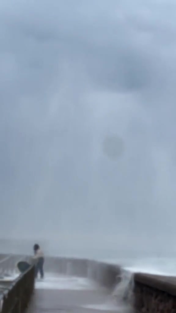大海:你引以为傲遮阳挡雨的伞，在我面前一触即破。