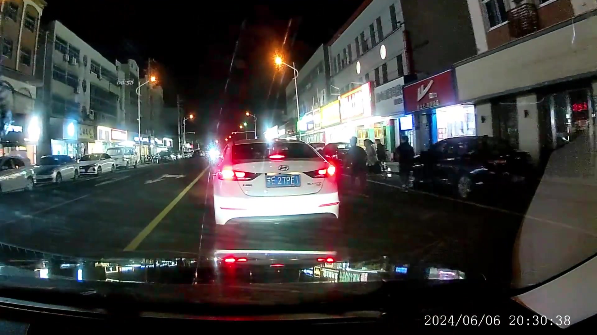熊孩子乱跑，路过车辆遭殃！